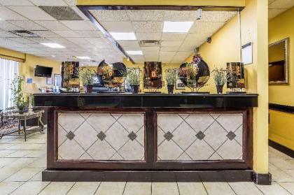 Econo Lodge - image 15