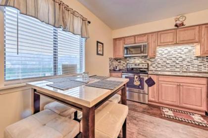 Durham Townhome with Deck - 15 Min to Downtown DPAC! - image 4