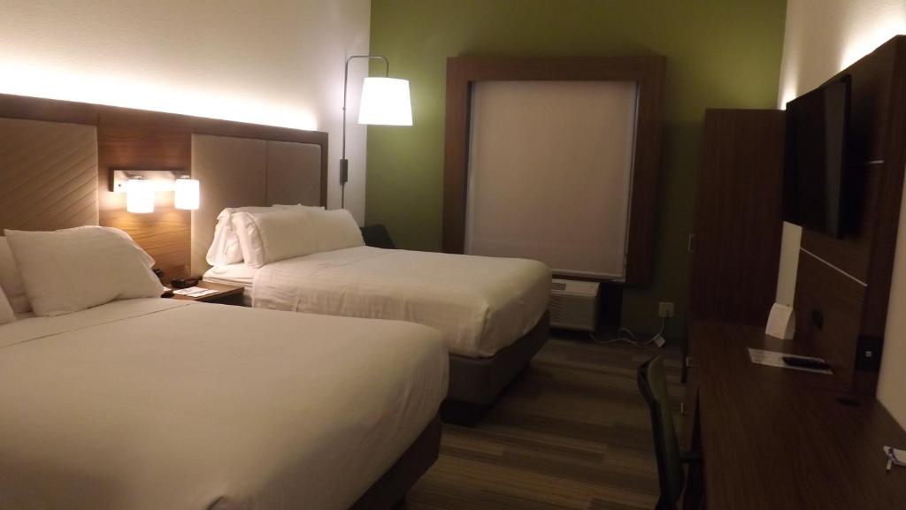 Holiday Inn Express & Suites Dyersburg an IHG Hotel - image 7