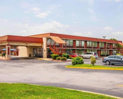 Econo Lodge Dyersburg - image 10