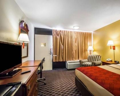 Econo Lodge Dyersburg - image 12