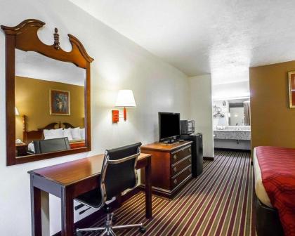 Econo Lodge Dyersburg - image 13