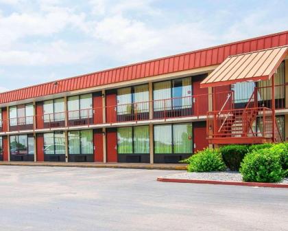 Econo Lodge Dyersburg - image 2