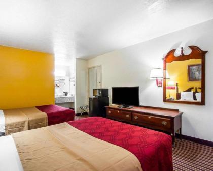 Econo Lodge Dyersburg - image 5