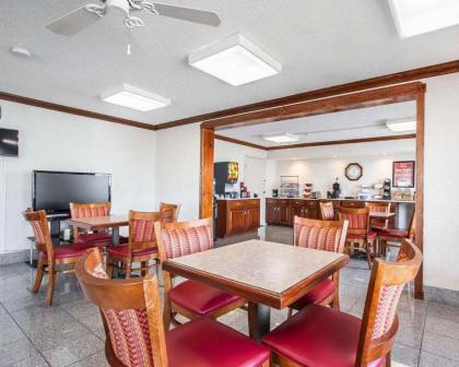 Econo Lodge Dyersburg - image 6