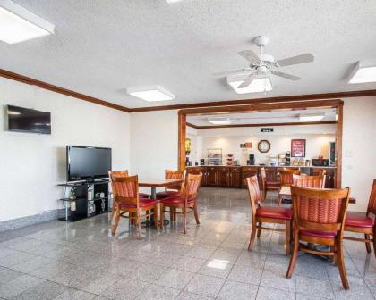 Econo Lodge Dyersburg - image 7