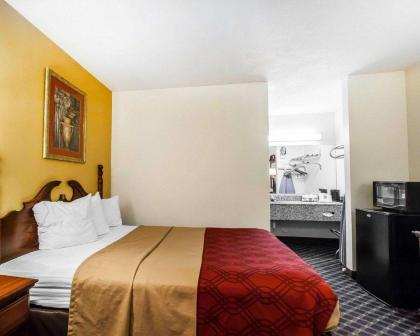 Econo Lodge Dyersburg - image 8