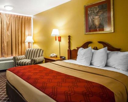 Econo Lodge Dyersburg - image 9