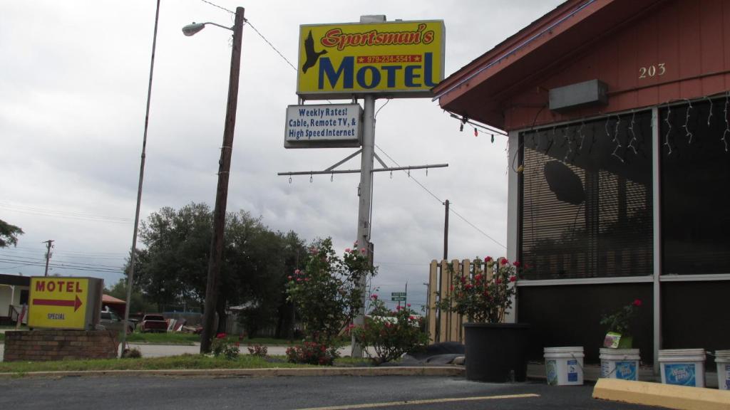 Sportsman's Motel - main image