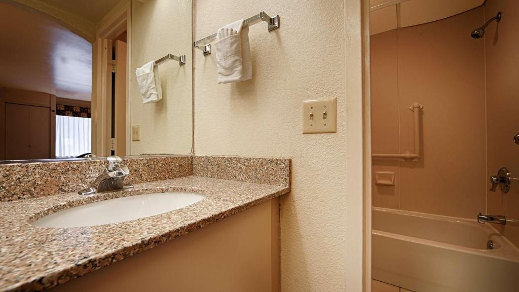 SureStay Hotel by Best Western East Brunswick - image 3