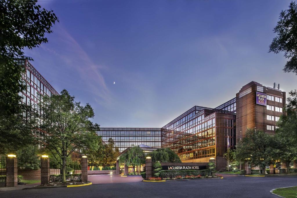 LaGuardia Plaza Hotel - main image