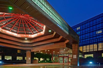 LaGuardia Plaza Hotel - image 2