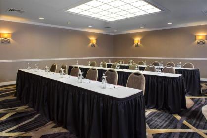 LaGuardia Plaza Hotel - image 6