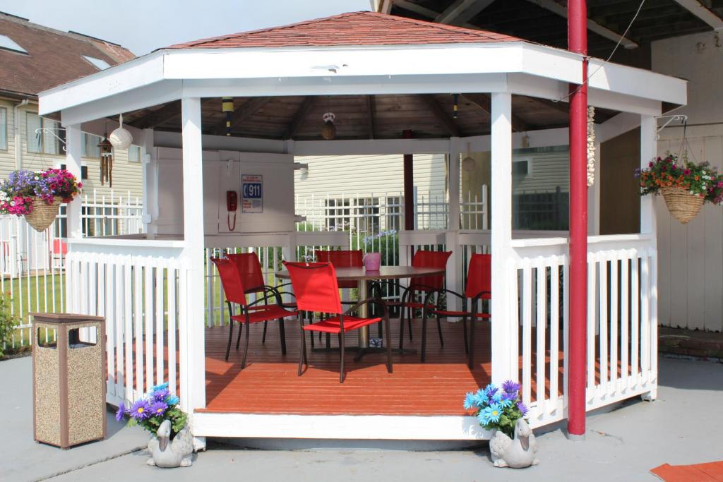 The Admiralty Inn & Suites - image 3