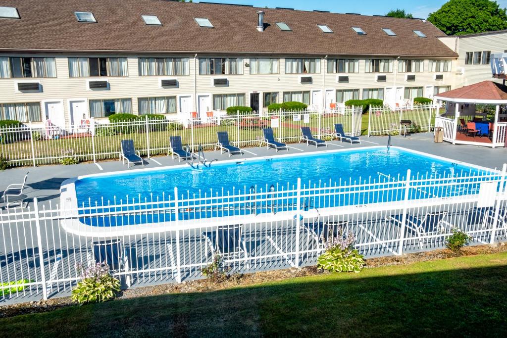 The Admiralty Inn & Suites - image 7