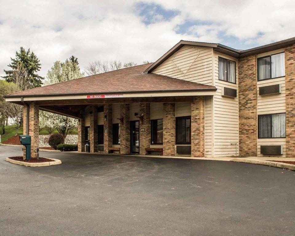 Quality Inn East Liverpool - main image