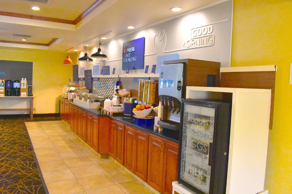 Holiday Inn Express Hotel & Suites Dewitt - Syracuse an IHG Hotel - image 2
