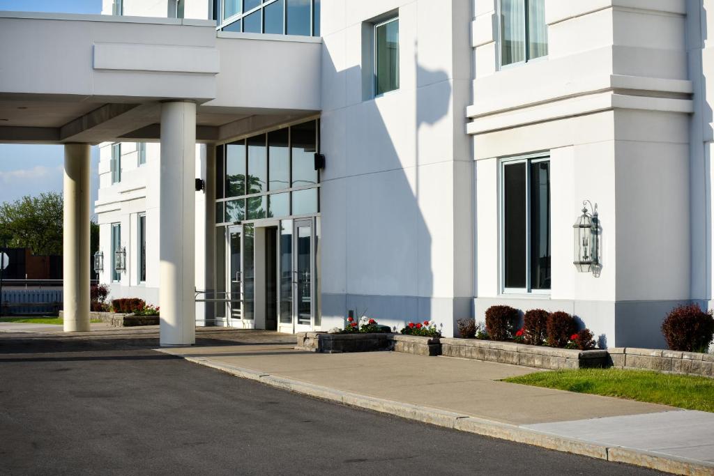 Embassy Suites Syracuse - image 2