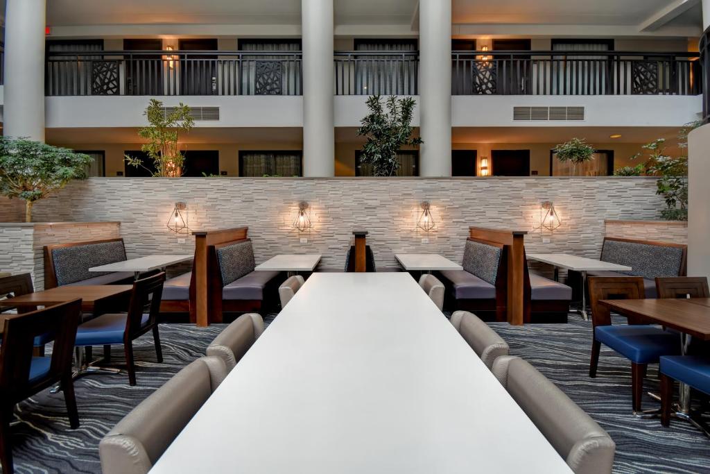 Embassy Suites Syracuse - image 4