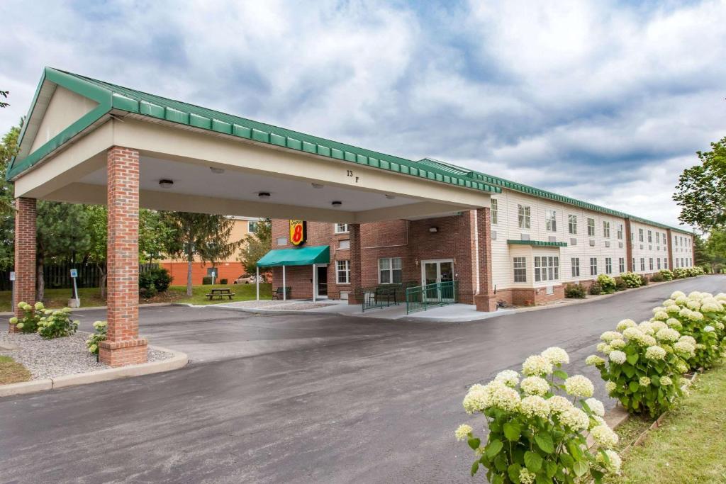 Executive East Syracuse Hotel - main image