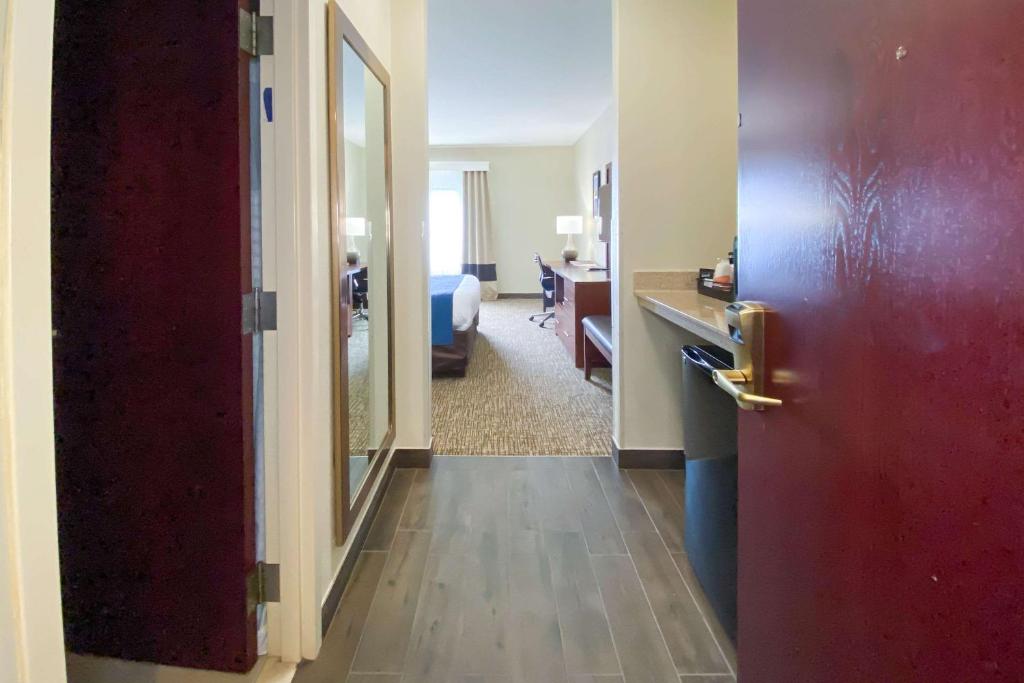 Comfort Inn East Windsor - Springfield - image 7