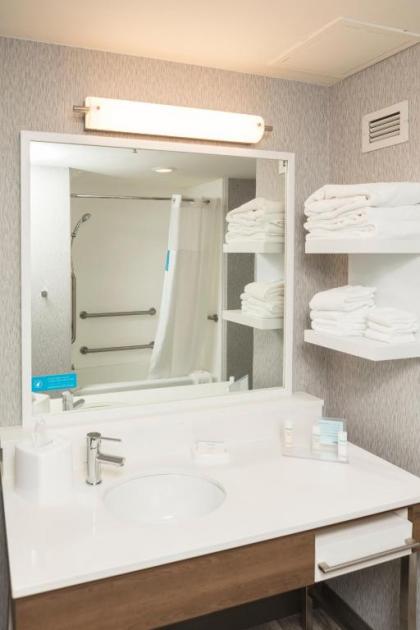 Hampton Inn Easton - image 9
