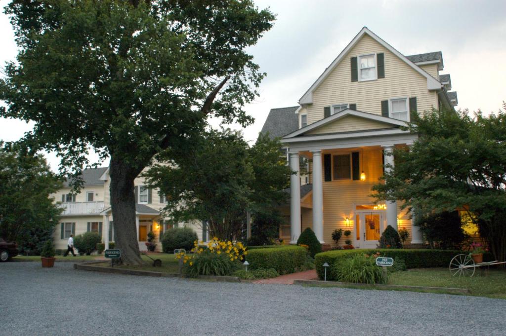 The Oaks Waterfront Inn - main image