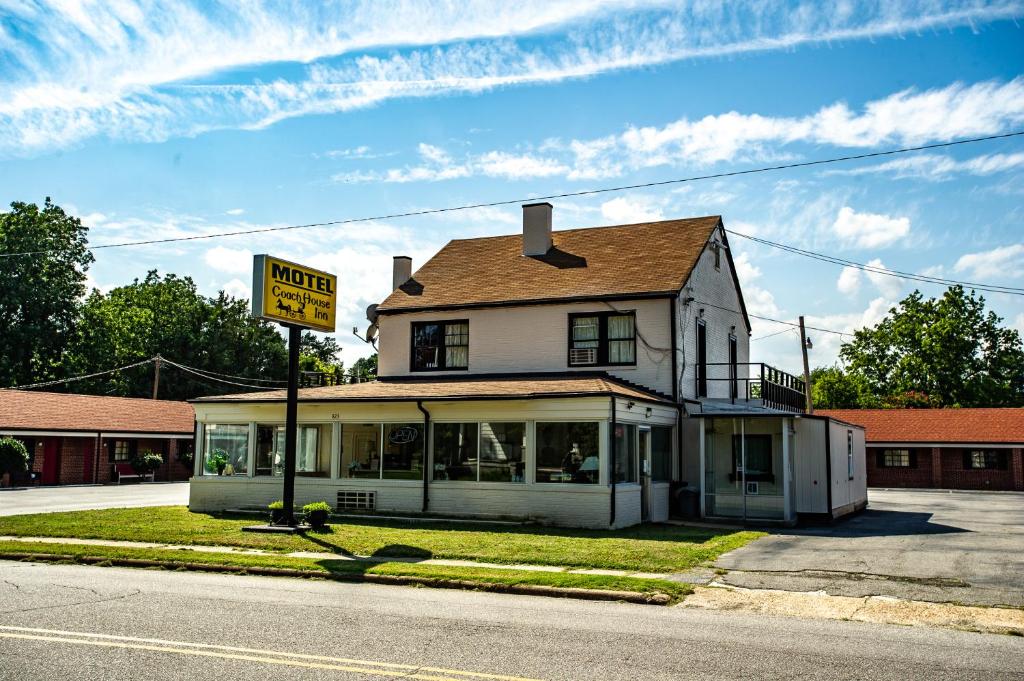 Coach House Inn - image 4