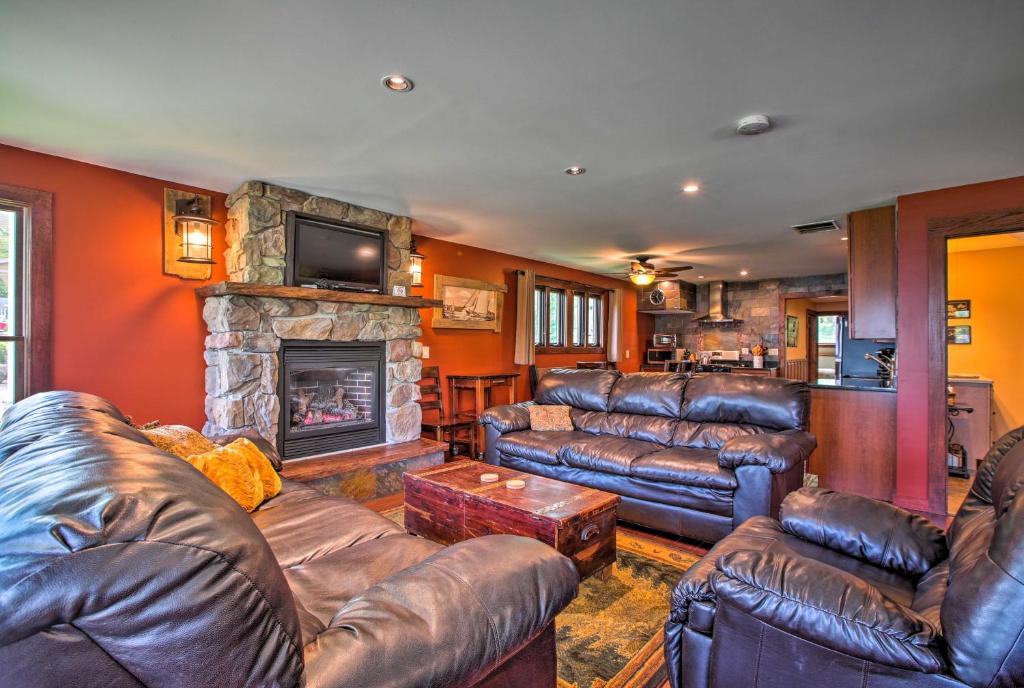 Waterfront Lake Koshkonong Home with Pier and Fire Pit! - image 3