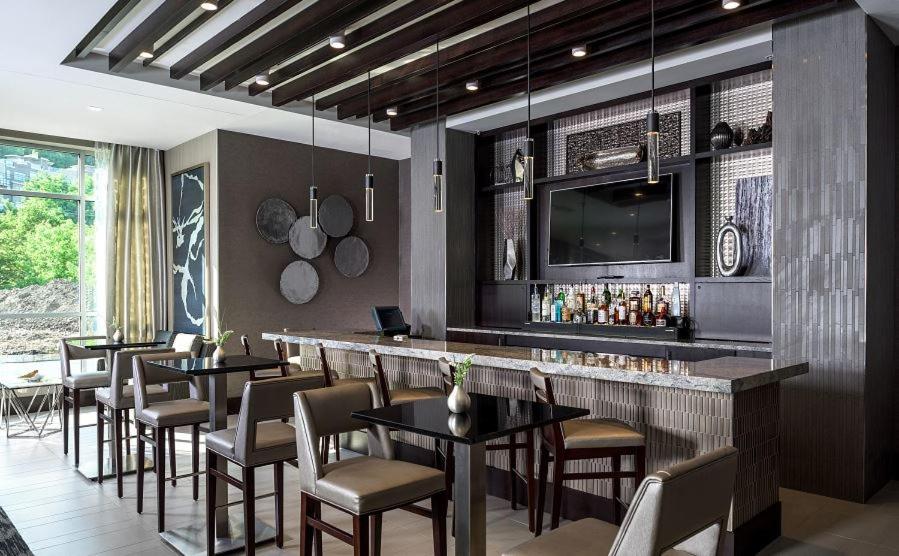 Courtyard by Marriott Edgewater NYC Area - image 3