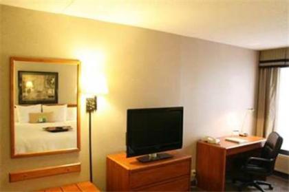 Hampton Inn Columbus/Taylorsville - image 13