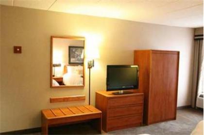 Hampton Inn Columbus/Taylorsville - image 2