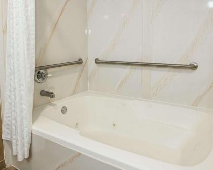 Comfort Inn Near Indiana Premium Outlets - image 8