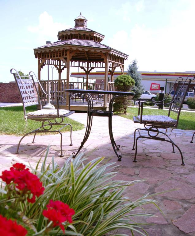 Country Hearth Inn & Suites Edwardsville - image 6