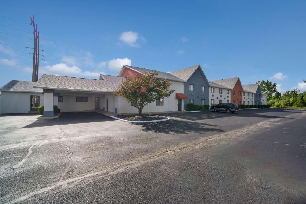 Ramada by Wyndham Effingham - main image
