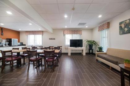 Ramada by Wyndham Effingham - image 10