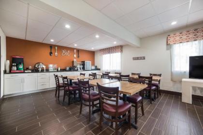 Ramada by Wyndham Effingham - image 11