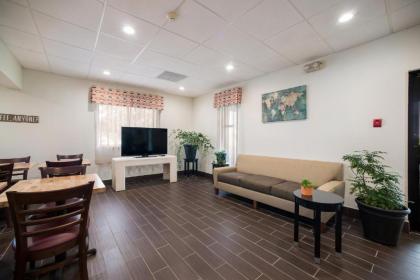 Ramada by Wyndham Effingham - image 12