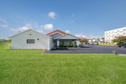 Ramada by Wyndham Effingham - image 2