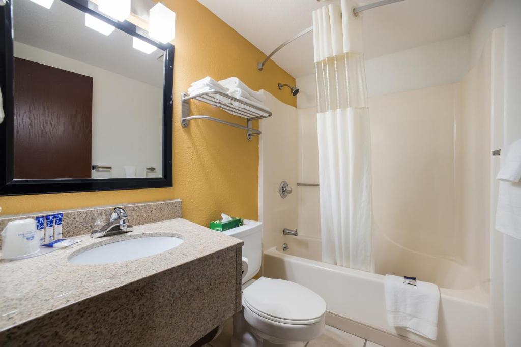 Ramada by Wyndham Effingham - image 3