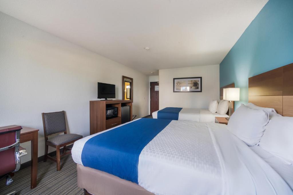 Ramada by Wyndham Effingham - image 5
