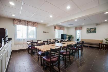 Ramada by Wyndham Effingham - image 7