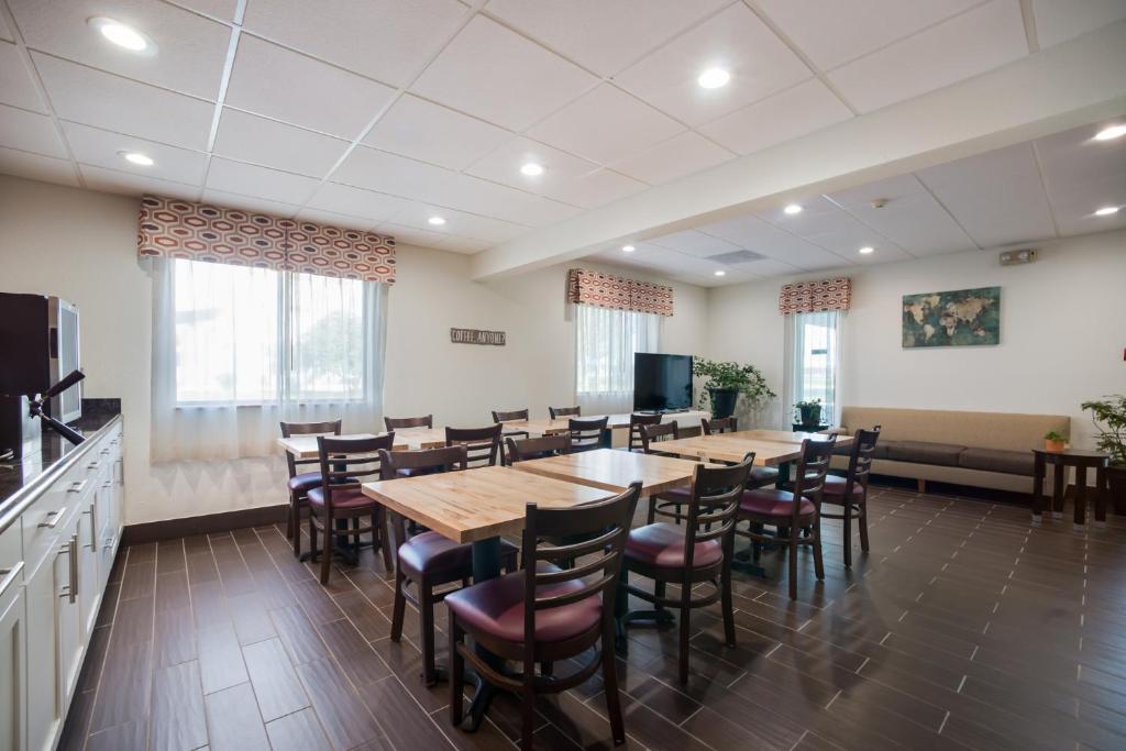 Ramada by Wyndham Effingham - image 7
