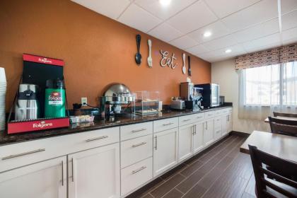 Ramada by Wyndham Effingham - image 9
