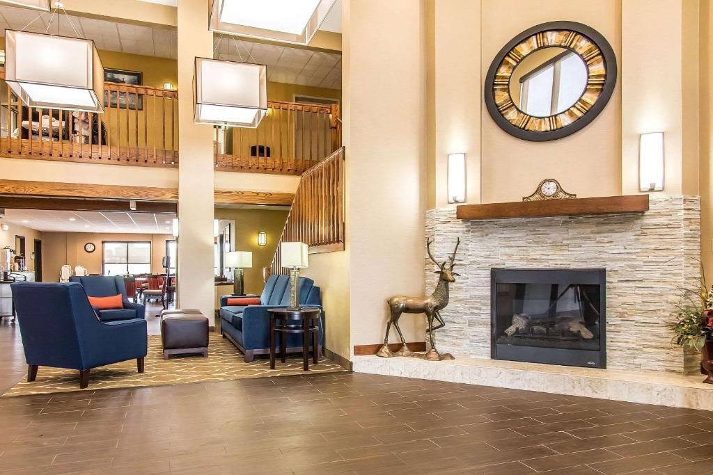 Comfort Suites Effingham - image 2
