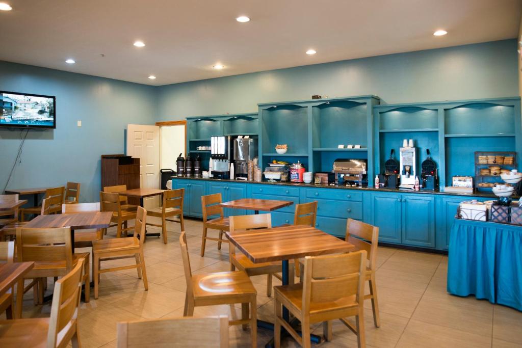 Country Inn & Suites by Radisson Effingham IL - image 3