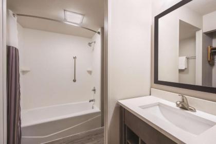 La Quinta by Wyndham Effingham - image 2