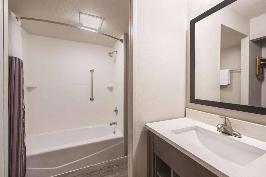La Quinta by Wyndham Effingham - image 2