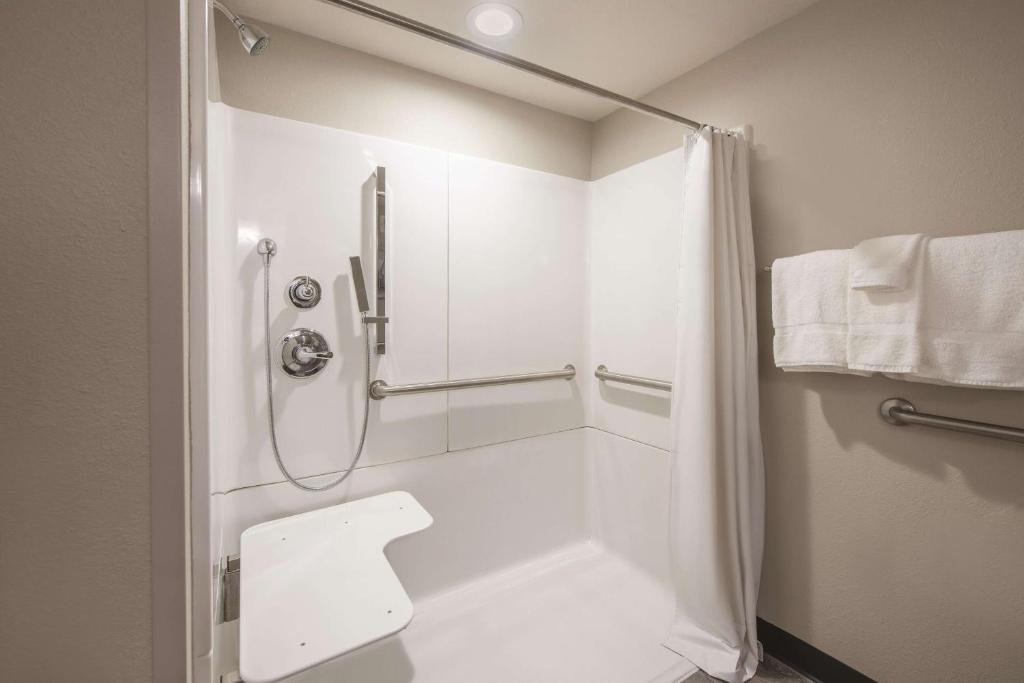La Quinta by Wyndham Effingham - image 3