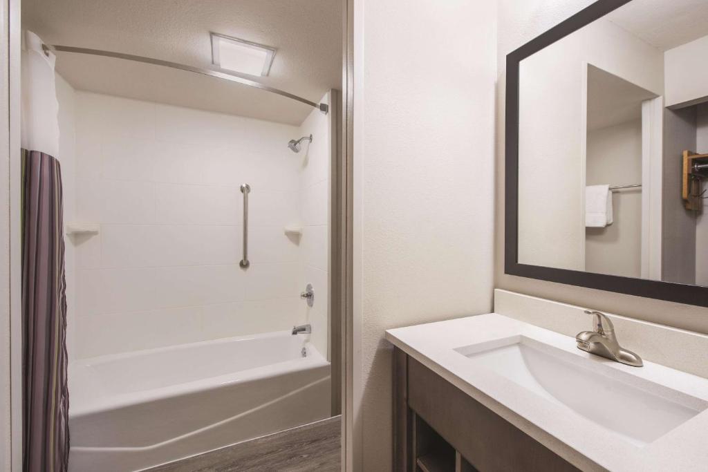 La Quinta by Wyndham Effingham - image 6